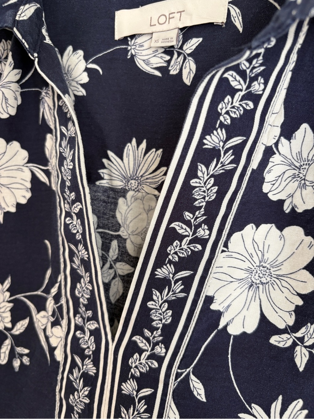 Loft Navy and White Floral V-Neck Long Sleeve Blouse Size XS - Picture 2 of 7